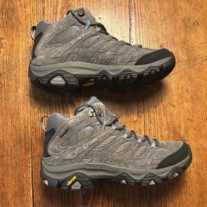 Never worn Merrell Moab Hiking Boot